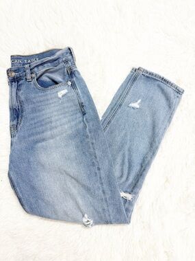 American Eagle Mom Jeans High-Rise Distressed Short Light Wash Size 2 Short
